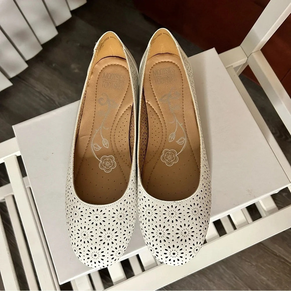 Mootsies Tootsies White Perforated Flats, Size 39.5, New Without Box - Picture 3 of 7